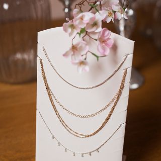 Ekspozytor z nacięciami na łańcuszki Biały - 2