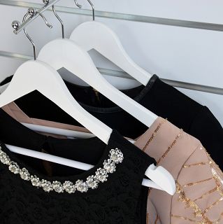 Wieszak drewniany biały z poprzeczką - 4