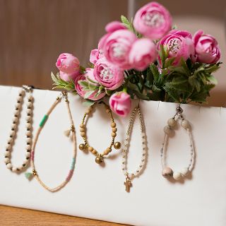 Ekspozytor z nacięciami na bransoletki Biały - 2