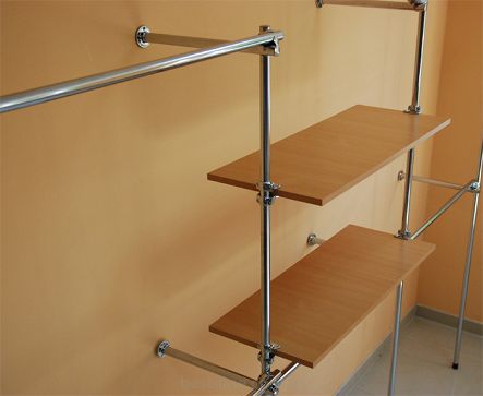 Regał na wieszaki z 2 półkami