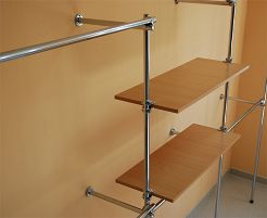 Regał na wieszaki z 2 półkami