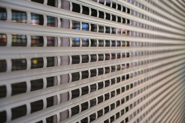 Czy krata sklepowa sprawdzi się w każdym sklepie?